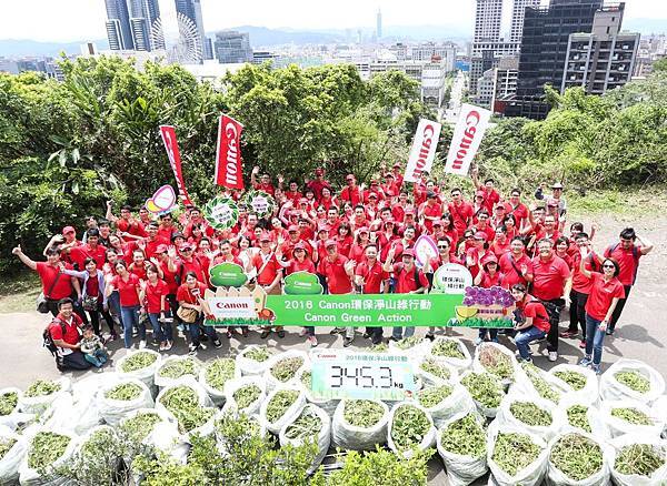 圖說一，超過百位 Canon 企業志工總動員，在大直劍南山進行淨山環保綠行動，保護蝴蝶生態園區的物種完整性，共清除超過300公斤的外來植物種及垃圾