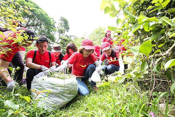 圖說六，Canon 多年來在台灣深耕，一直積極鼓勵員工投入環保志工行列，號召企業志工積極參與植樹、淨灘、淨山等各項環保活動