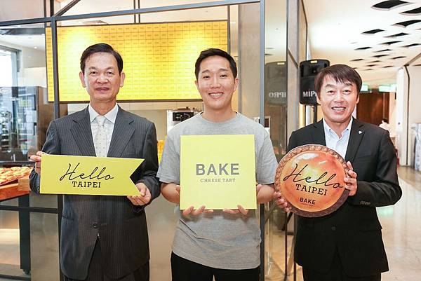 (中)BAKE inc.長沼真太郎、(右)和園國際社長佐瀨守男、(左)新光三越營業本部副總楊宗榮參與開幕剪綵(照片提供-BAKE inc.)