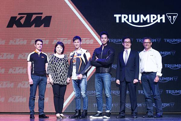 TRIUMPH、KTM 2016 新車發表記者會，貴賓合影(由左至右)：KTM國外代表-Mr. Kevin Strassmeir、安東貿易股份有限公司執行長 周佳君女士、溫昇豪、丁春誠、安東貿易股份有限公司副總經理 江裕仁先生、TRIUMPH國外代表-Mr. Mark Mcconnell