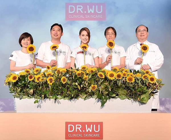 DR.WU愛灌溉記者會達爾膚總經理許靜媛 達爾膚董事長吳奕叡 達爾膚代言人昆凌 陽光基金會主任宋有勵 台大權威皮膚科醫師吳英俊(由左至右)