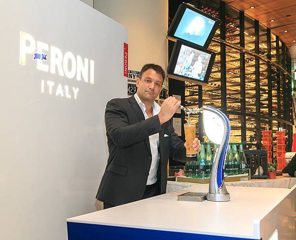 PERONI 品牌大使 Federico Bogna 於台北101五樓DA ANTONIO 大安東尼義大利菜餐廳中「PERONI義式風尚酒吧」示...