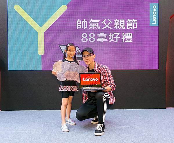 【Lenovo新聞照】王先生與女兒通過柔軟度大考驗,用NT$ 88把人氣翻轉筆電Yoga 900S帶回家! 【Lenovo新聞照】王先生與女兒通過柔軟度大考驗,用NT$ 88把人氣翻轉筆電Yoga 900S帶回家!