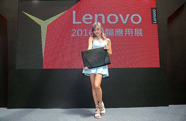 丫頭詹子晴今日現身Lenovo攤位,換上水藍短洋裝大秀美腿,顛覆甜美形象變身超辣車手-2 丫頭詹子晴今日現身Lenovo攤位,換上水藍短洋裝大秀美腿,顛覆甜美形象變身超辣車手-2