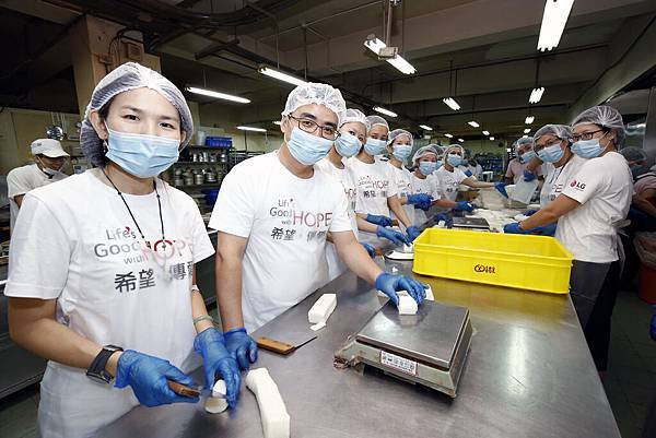 台灣LG電子董事長金載承，率領員工，挽袖擔任一日志工，於忙碌的月餅製作時期，幫助喜憨兒分擔辛勞。