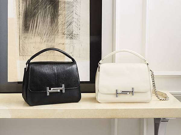 Double T Bag-NT$66,500(右)_蛇皮Double T Bag-NT$128,000-TOD