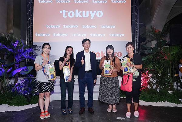 【新聞圖說4】tokuyo劉旭騰協理督洋生技於活動現場抽出5位幸運得主，獲得tokuyo貼心按摩好禮