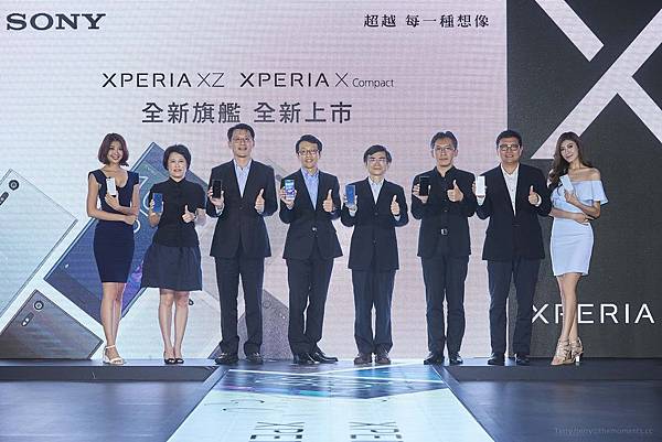 2.Sony Mobile 總經理 林志遠先生與各大電信業者合影，一同參與Sony最新旗艦機的閃耀時刻。