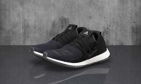 04 10月14日上市的 adidas PureBOOST Raw全新鞋款，異材質間的組合勾勒出色塊分明的層次，為adidas 跑鞋系列注入了新能量