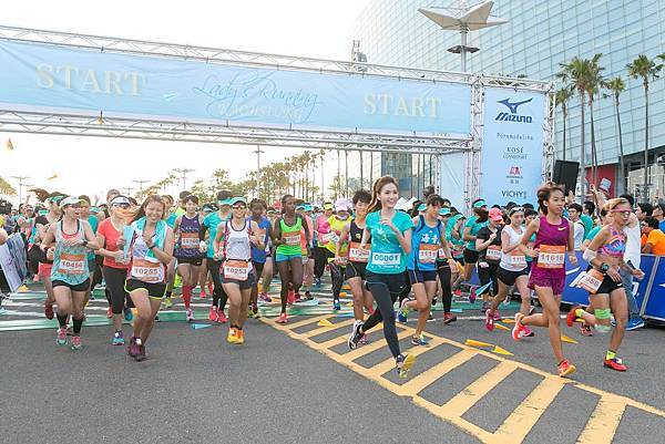 -Mizuno Lady’s Running 去年率先於南台灣插旗，今年不負姐妹期望，再度於高雄夢時代開跑圖片為驊采整合行銷提供