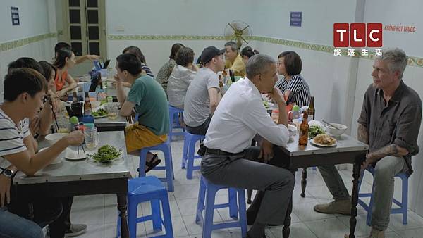 歐巴馬與安東尼波登品嘗越南街頭小吃，初次體驗烤肉麵線