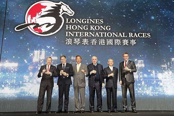 主禮貴賓於活動祝酒。左起：香港賽馬會行政總裁應家柏、Longines全球副總裁暨國際行銷總監Juan-Carlos CAPELLI、香港賽馬會主席叶锡安博士、Longines 全球總裁霍凱諾、香港賽馬會副主席周永