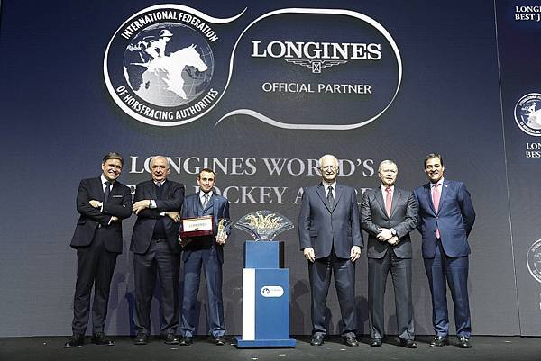 右起：國際賽馬聯盟等代表與2016 Longines 全球最佳騎士莫雅、Longines 全球總裁霍凯诺、Longines 全球副總裁暨國際市場總監 Juan-Carlos CAPELLI 活動合影