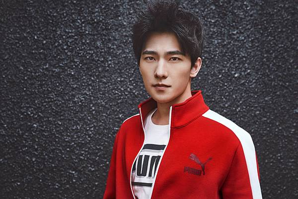 偶像巨星 楊洋 穿著 PUMA 經典 T7 復古夾克