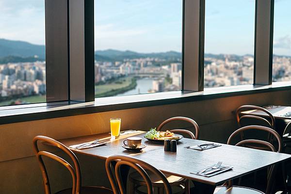 台北松山意舎酒店-Que餐廳基隆河畔美景