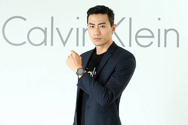 5. 時尚男模楊時修配戴Calvin Klein City系列腕表三眼計時款