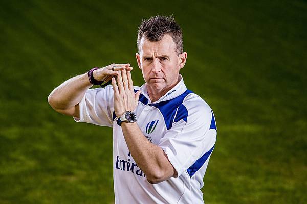 圖三 威爾斯國際英式橄欖球裁判Nigel Owens 配戴Tissot T-Touch Expert Solar RBS 6 Nations