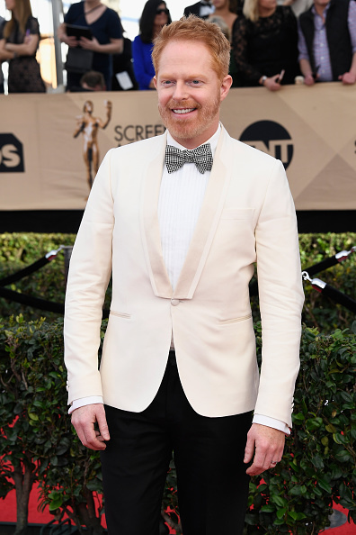 傑西·泰勒·弗格森（Jesse Tyler Ferguson）一襲白色紳裝搭配萬寶龍Signature系列袖扣更顯年輕時尚