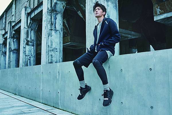 超人氣男神楊洋 著PUMA EV系列 展示街頭時尚PUMA EV造型連帽外套 NT$ 2,480 , PUMA EV evoKNIT短袖T恤 NT$ 1,480 , PUMA EVevoKNIT緊身褲 NT$ 2,480 , PUMA EV造型百慕達褲 N