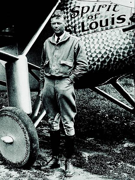 1919年起，身為國際航空聯邦委員會指定計時器的浪琴表，其精確計時讓美國飛行員查爾斯．林白（Charles Lindbergh）完成紐約到巴黎的單人飛行紀錄創舉