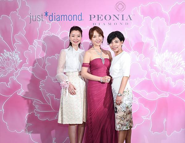 Peonia Diamond彼愛麗鑽石「牡丹花88瓣切割法」閃爍光華，品牌代表與天心合影（左：鎮金店行政總裁及集團設計總監-戴芸玄Nicole Tai、中：Peonia Diamond新品發表會貴賓-天心、右：鎮金店台灣區副總經理 丁桂芳Tracy Ting）。