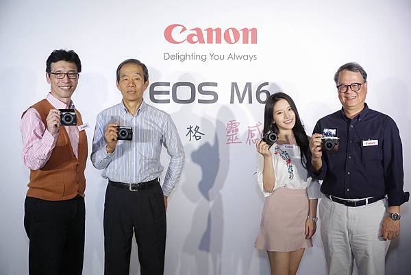 圖1：在廣大攝影迷的關注下，Canon 今日正式宣佈文青款迷你單眼 EOS M6 將於 414 在台開賣！(右1)台灣佳能資訊蘇惠璋總裁，(右2)旅遊達人 瑞雪，(左1)台灣佳能資訊消費影像產品事業處胡大剛總經理，(左2)彩虹先進楊大明董事長。
