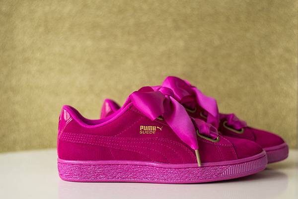 PUMA Suede Heart Satin NT$2,980(艷桃紅款) 