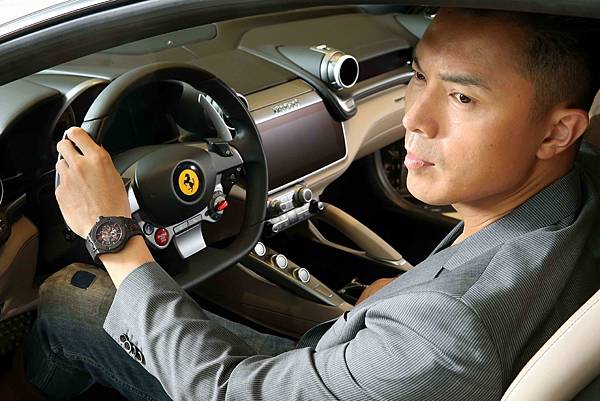 陳信安佩戴HUBLOT Big Bang Ferrari Carbon腕錶，建議售價NT$880,000。_02