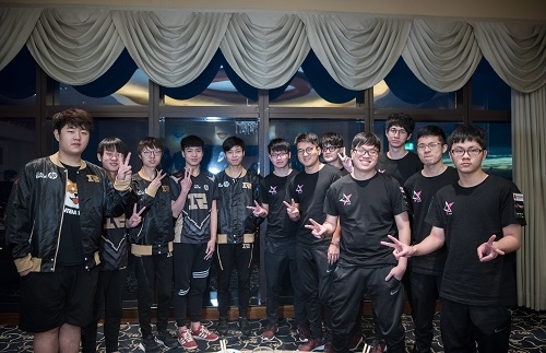 圖一:來自LMS的J Team與中國LPL的皇族RNG一同於賽前共進晚餐,相談甚歡 圖一:來自LMS的J Team與中國LPL的皇族RNG一同於賽前共進晚餐,相談甚歡