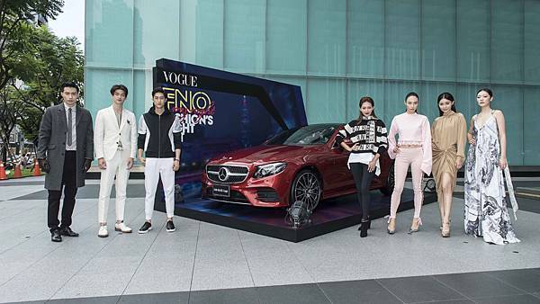 凱渥名模與賓士優雅轎跑The New E-Class Coupé合影