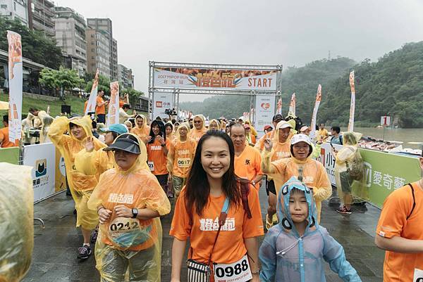 小米台灣今於台北碧潭舉辦「小米橙色跑」，結合四大創意關卡打造最趣味路跑活動，現場千位米粉到場熱情參與-2