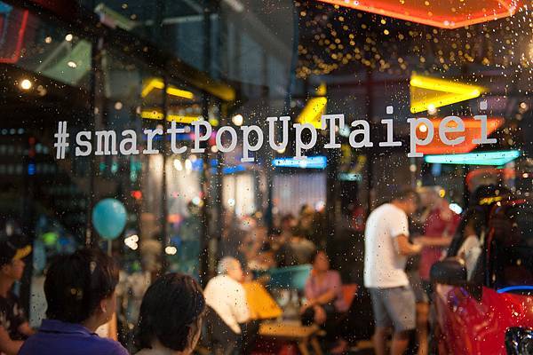 於9月2日在#smartPopUpTaipei 品牌概念館舉辦的 smart 車主專屬的開幕派對，館內館外皆熱鬧無比