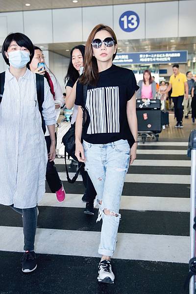 170903-Ella Chen wearing HOGAN H222 at airport (2)