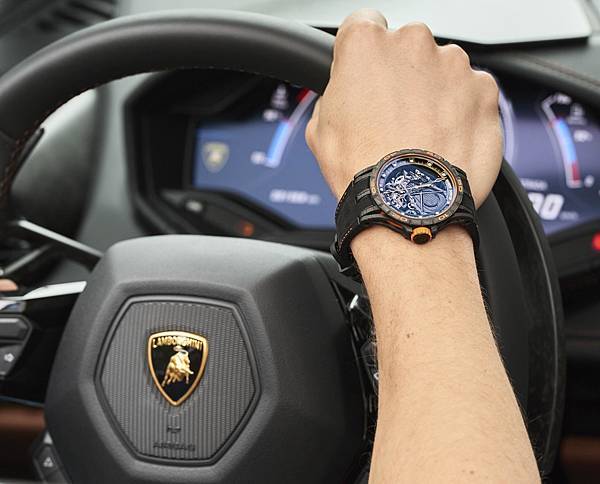 Excalibur Aventador S Wristshot_1593257