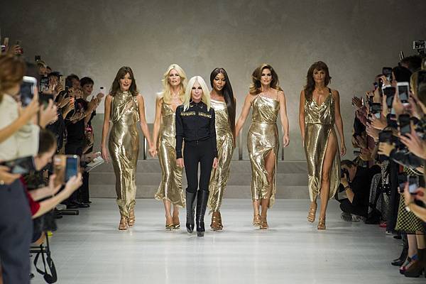 五位傳奇超模與Versace藝術總監Donatella Versace共同謝幕