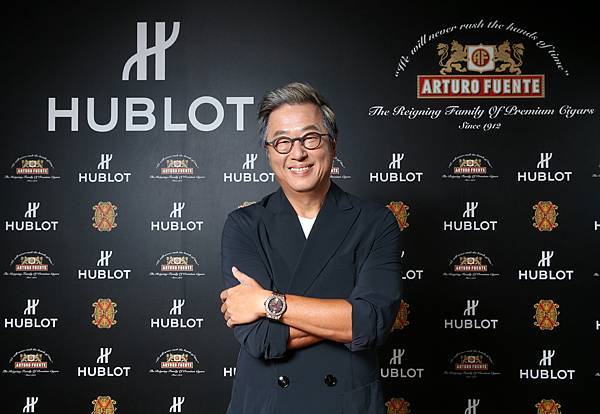 王偉忠先生配戴HUBLOT 經典融合系列FUENTE聯名錶皇金限定款腕錶，定價 NTD 978,000_1