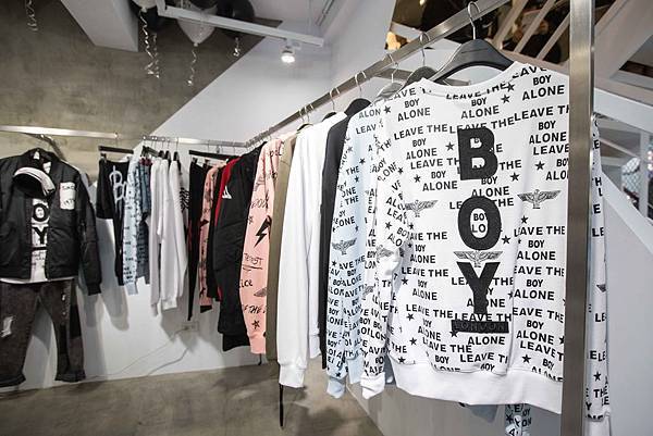 Boy London的設計理念結合簡約英倫風格與頹廢叛逆的標誌，將龐克及搖滾主義注入品牌精神，搭配叛逆時尚及oversize的剪裁，重塑出獨一無二的中性服飾。