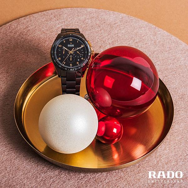 Rado HyperChrome 皓星系列自動計時腕錶_型號R32111162 建議售價TWD153,300_情境照