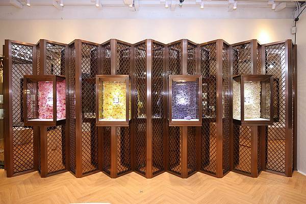 ALUXE亞立詩台北大安門市2樓_以四季命名設計商品(左起：春夏秋冬)