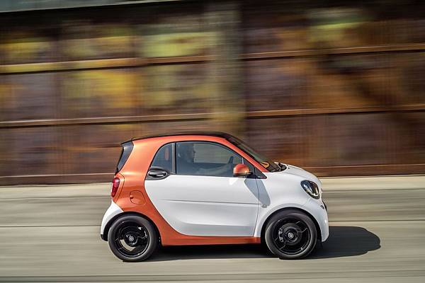 本月購入1717與1718年式smart fortwo、forfour 的車主除眾多優惠，更擁有額外一年的「smartmove守護星服務」