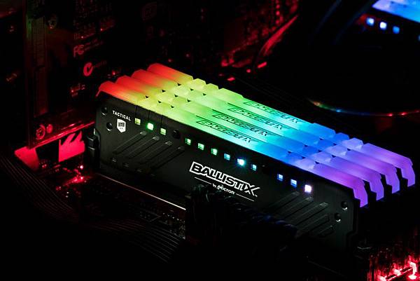 遊戲玩家可透過 M.O.D. 公用程式即時監視記憶體溫度、調整 Tactical Tracer RGB LED 顏色配置和亮度、開啟和關閉燈光，以及切換顯示模式。