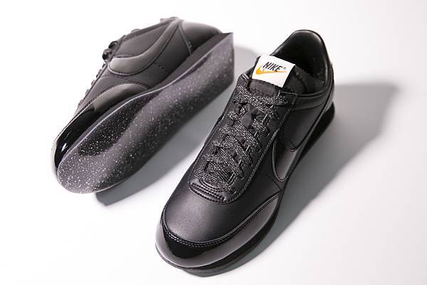 NIKE x COMME des GARCONS BLACK“NIGHT BLACK”闇黑復古跑鞋，NT$10,000。（團團精品 ）_鞋側面2