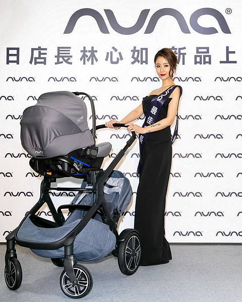 【Nuna 新聞圖片】林心如樂當Nuna一日店長，分享遇到Nuna DEMI grow育兒精品推車，讓帶小孩就像談戀愛，上手容易也分不開_3
