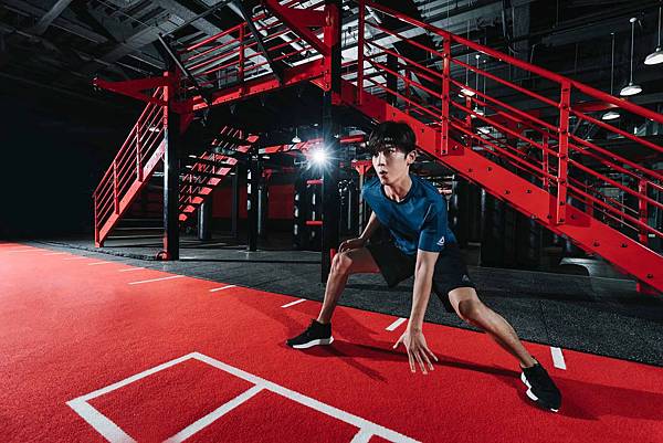 【0627 Reebok新聞照】Reebok全新台灣區品牌大使，由流行音樂新生代天王Bii 畢書盡出任，以獨特魅力演繹FITNESS系列的健身風尚及CLASSIC系列的潮流經典，圖為Bii演繹Reebok FITNESS系列