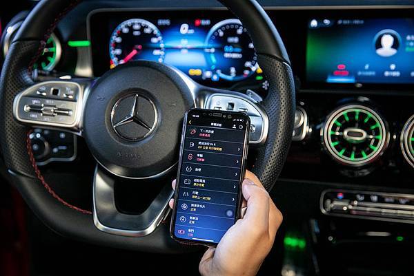 所有基本車輛資料皆可在Mercedes me App.上一目了然，透過遠端車輛狀態查詢獲得更便利與更周全的檢測.jpg