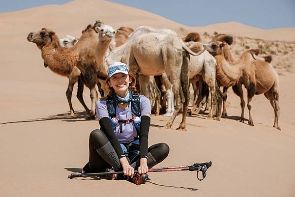 在烏蘭布和沙漠巧遇野生駱駝，心恬興奮合影（圖片來源：SUPERACE）.jpg