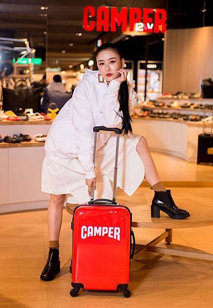 藝人陳艾熙穿著CAMPER Whitnee黑色跟靴，NT$9,880。FAMT白色帽TEE，NT$4,000。(TEEMARKET)-2