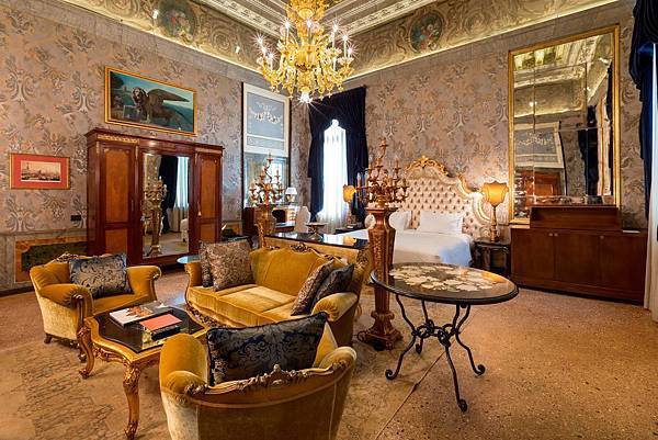 Palazzo Venart Luxury Hotel客房擁有極度考究的絲綢壁紙與中西藝術品.jpg