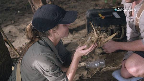 Discovery頻道《荒島求生第5季》經濟能力是否代表著生存能力？窮人組一開始抱著隨遇而安的心態 卻順利地找到有乾淨水源的沙灘紮營完成生火挑戰.jpg