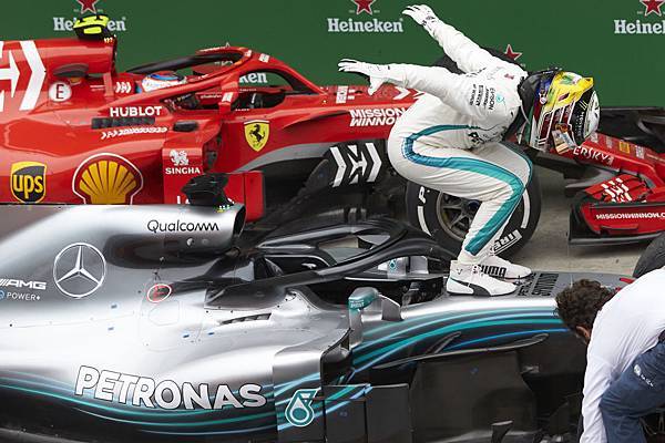 Lewis Hamilton以破場地單圈紀錄取得桿位，亦是Mercedes-AMG Petronas Motorsport車隊所累積的第一百座桿位.jpg